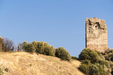 Dağlardaki antik kale.
