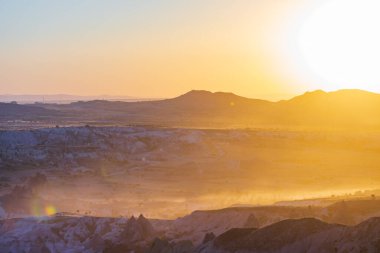 Akşamları güneşli dağ manzarası