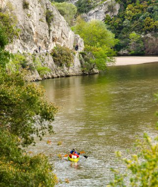 Dağlarda kayıkla gezen turistler