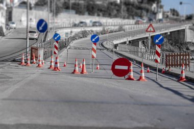 Siyah ve beyaz çevrede doymuş yol işaretleri.