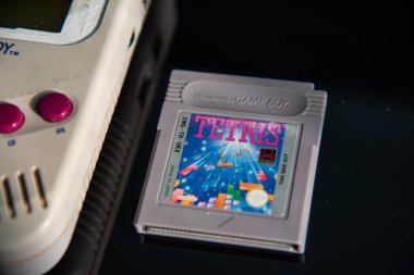 Nitendo 'nun yakın görüntüsü Oyun çocuğu konsol oynuyor