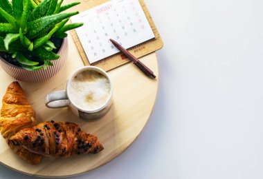 Kahvaltıda kruvasan ve kahve, yukarıdan manzara. Boşluğu kopyala.