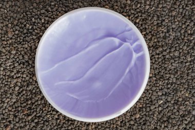 Kavanozda mor cilt kremi ve babchi (Psoralea Corylifolia) tohum özü. Uzayı kopyala, düz yat. Bakuchiol - retinol alternatif kavramı.