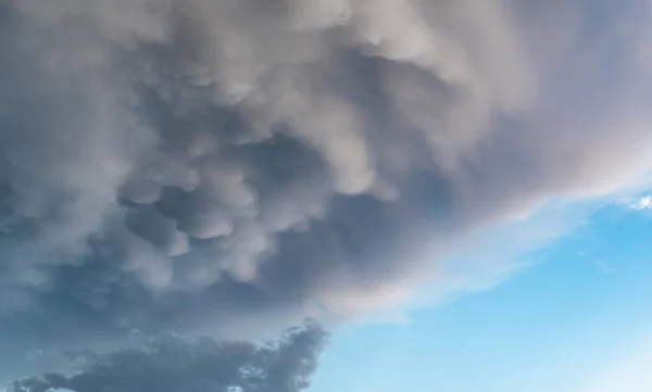 Blauer Himmel Mit Riesigen Dramatischen Wolken — Stockfoto