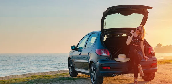 Young Woman Sitting Car Trunk Road Trip Sunset — Stock Photo, Image