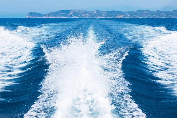 Trilha Iate Mar Azul Profundo Com Ilha Fundo Conceito Iatismo — Fotografia de Stock