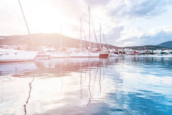 Pier Met Boten Tijdens Zonsondergang — Stockfoto