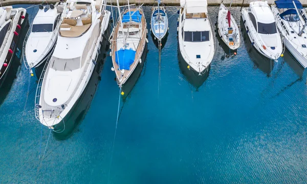 Limanın en üst manzarasında demirli tekneler ve yatlar var..