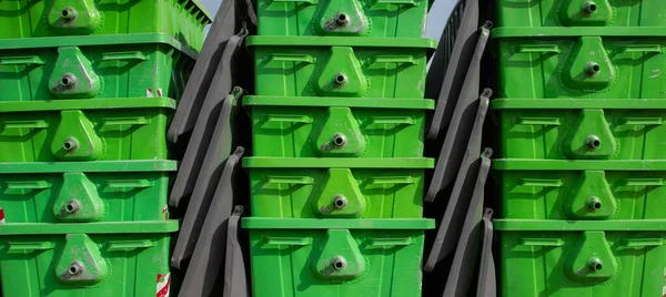 明亮的绿色塑料容器堆放在外面 — 图库照片