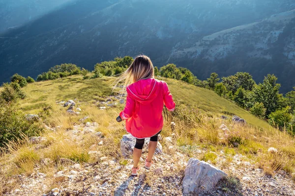 Porträt Einer Aktiven Blonden Frau Beim Wandern Den Bergen — Stockfoto