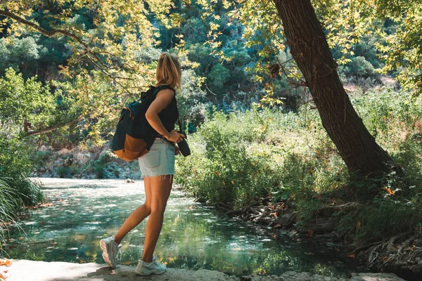 Blonde Woman Backpacker Making Photo Walking Green Forest — 스톡 사진