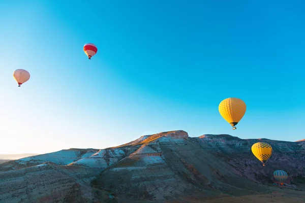 Montgolfières Volant Dessus Colline Contre Ciel Bleu — Photo