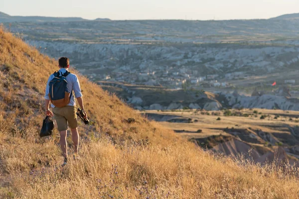 Fotógrafo Viagem Com Mochila Tripé Andando Vale Durante Pôr Sol — Fotografia de Stock