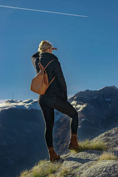 山の中でリュックを持つハイキングの女性 垂直画像 — ストック写真