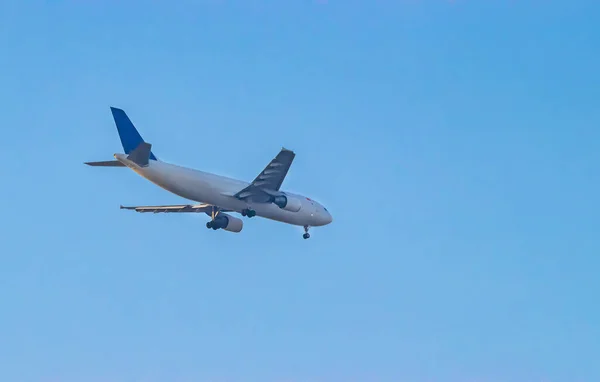차대가 있는 비행기는 청명 한 하늘을 배경으로 이륙 합니다. 복사 공간, 수평. 승객 비행기. — 스톡 사진