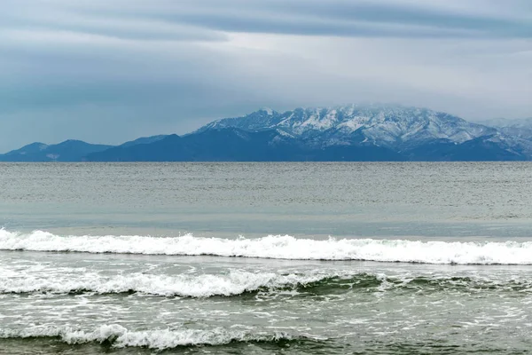 Mer Bleue Froide Avec Fond Montagnes Enneigées — Photo