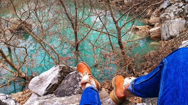 Pessoa Sentada Lago Azul Profundo Nas Montanhas — Fotografia de Stock
