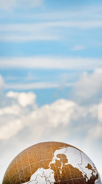 Пробковый глобус на фоне неба и облаков. Длинное вертикальное изображение с копированием пространства. Концепция загрязнения . — стоковое фото