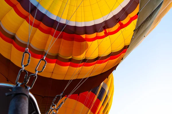 Havada Renkli Sıcak Bir Balon — Stok fotoğraf