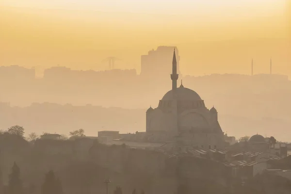 Widok z lotu ptaka na meczet z jednym minaretem i starożytnych ruin murów zamkowych, mgliste miasto na tle. Stambuł, Turcja. Przestrzeń kopiowania. — Zdjęcie stockowe