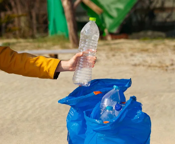 Concept Pollution Woman Gathering Plastic Bottles Beach — Stock Photo, Image