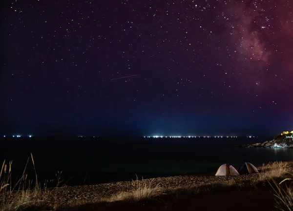 夜间有星空背景的旅游帐篷 — 图库照片