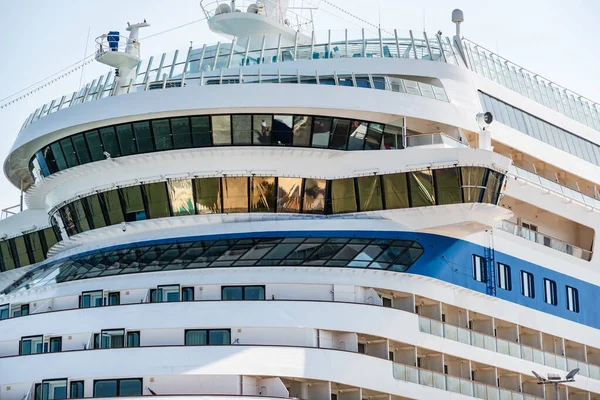 Crucero Sobre Fondo Cielo Azul — Foto de Stock