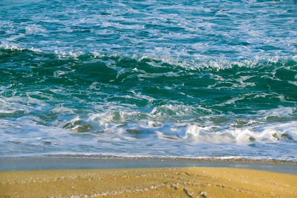 海浪冲刷在沙滩上 — 图库照片