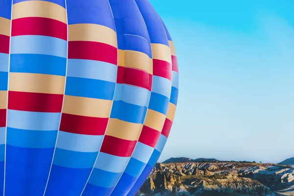 Foto Ravvicinata Della Mongolfiera Durante Volo Nelle Valli Della Cappadocia — Foto Stock