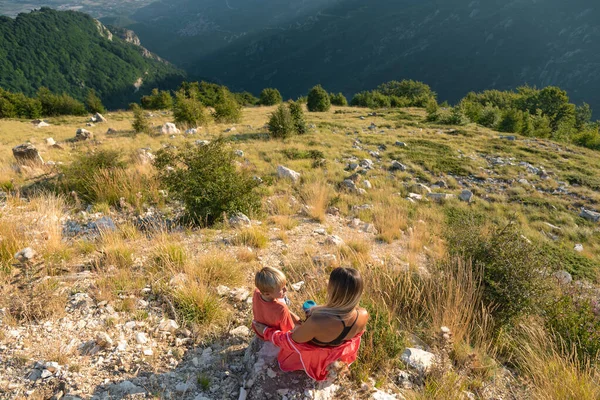 山の景色を楽しむアクティブな母親と息子 — ストック写真