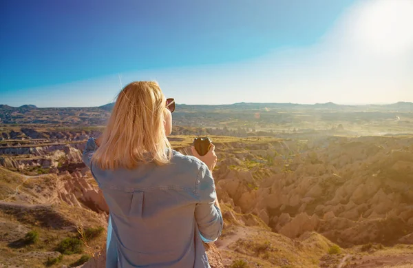 Visão Traseira Mulher Com Copo Café Sentado Colina Apreciando Paisagem — Fotografia de Stock