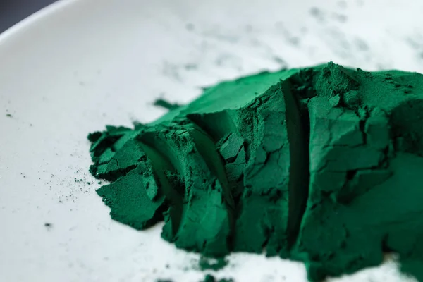 Bright Green Pigment Scattered White Plate — Stock Photo, Image