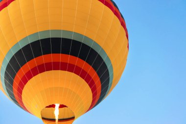 Kapadokya vadilerindeki uçuş sırasında sıcak hava balonunun yakın çekim görüntüsü.