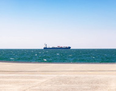 Denizde büyük bir nakliye gemisi