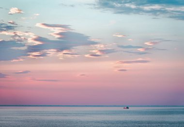 Deniz kenarında renkli bir gün batımı.