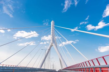 Mavi bulutlu arkaplan ile asma köprü elementlerinin alt görünümü