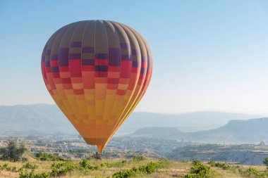 Kapadokya vadilerindeki uçuş sırasında sıcak hava balonunun yakın çekim görüntüsü.