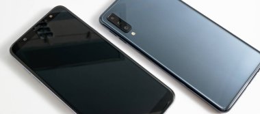 Beyaz arkaplandaki akıllı telefonlar yukarıdan görünüyor. Mobil teknoloji konsepti. Modern tasarım.