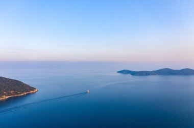 Mavi suyu ve adası olan deniz burnu