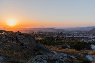 Dağların ardında muhteşem bir gün batımı