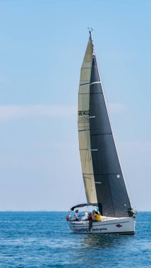 Kavala, Yunanistan - 18 Mayıs 2019: Akdeniz 'deki yat yarışı sırasında yat satmak.