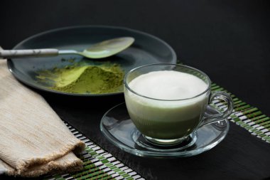 Yumuşak köpüklü yeşil kibrit çayı