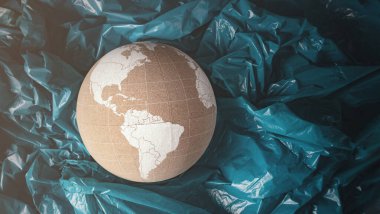 Mavi plastik okyanusta batan mantar küre. Oc 'un yaratıcı kavramı