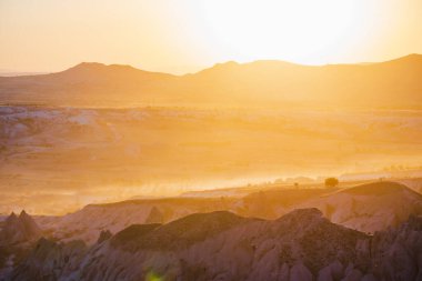 Akşamları dağların havadan görünüşü. Gün batımı arkaplanı.