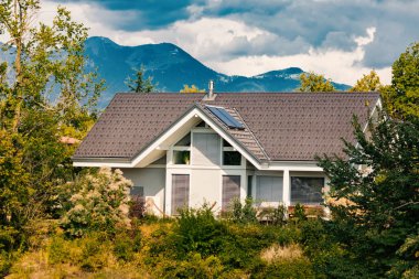 Yeşil dağlarda küçük evler