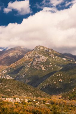 Alçak bulutlu dağların manzarası