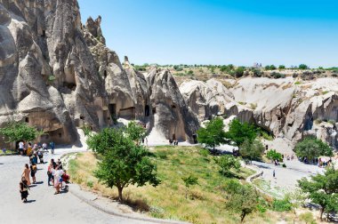 Dağlardaki antik manastır mağaraları