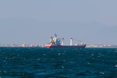 Denizde büyük bir nakliye gemisi