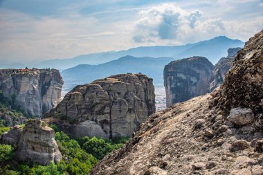 Meteora, Kalabaka, Yunanistan 'ın doğal kaya oluşumunu gözlemliyorum. Dini turizm manzarası. 