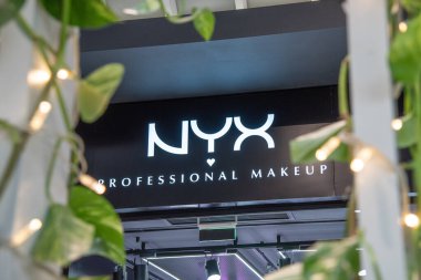  Selanik, Yunanistan - 08 Kasım 2019: Alışveriş merkezindeki kozmetik mağazasında Nyx logosu.